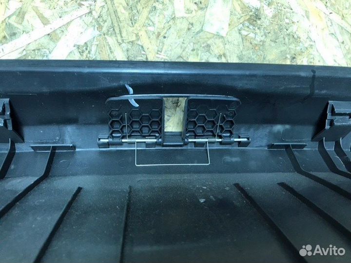 Накладка замка багажника задняя Volkswagen Passat