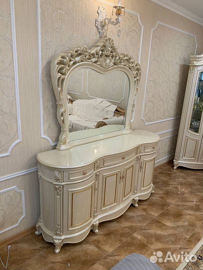 Комод с зеркалом и горка