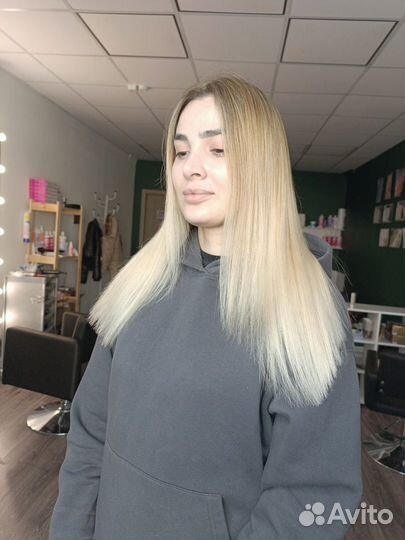 Окрашивание волос. Парикмахер