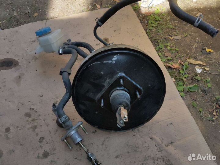 Вакумный уселитель тормазов на Nissan Tino