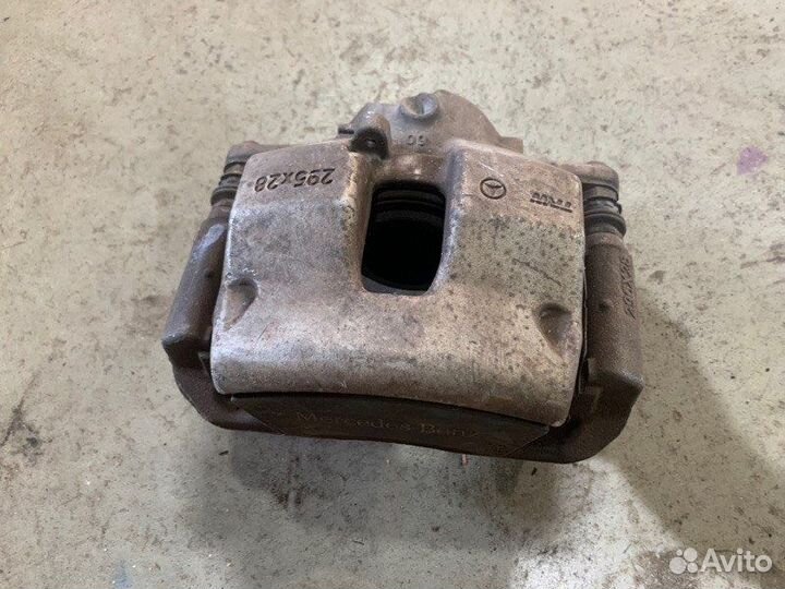 Суппорт передний правый Mercedes-Benz C-Class W204