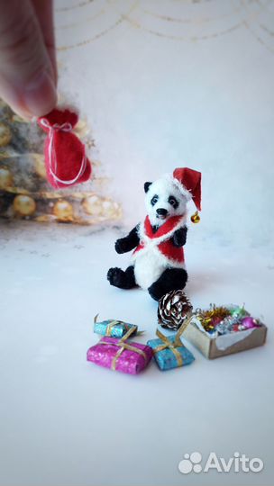 Игрушка тедди Панда Санта миниатюрная вязаная