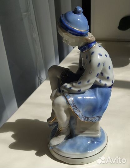 Статуэтка Конькобежка Гжель