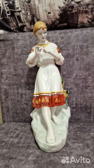 Фарфоровая статуэтка гадание на ромашке
