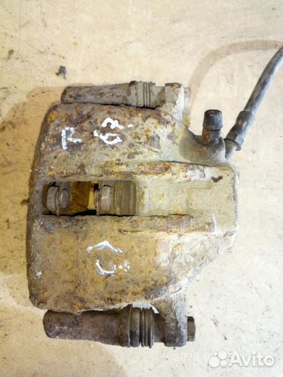 Суппорт передний правый Volkswagen Golf