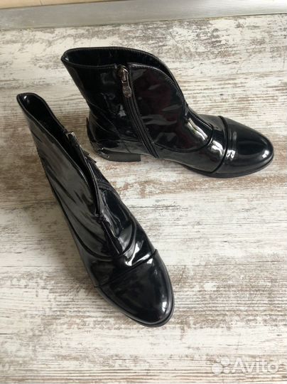 Крутые лаковые ботинки