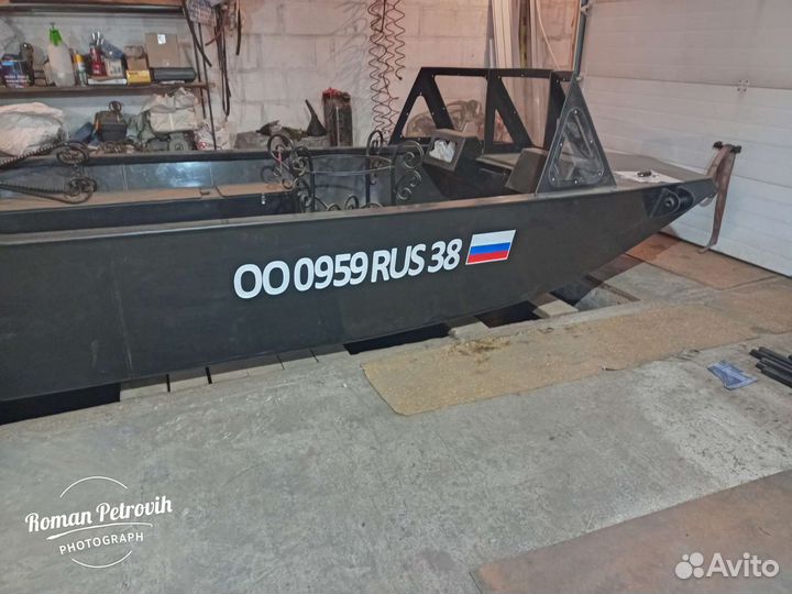 Лодка из пнд с гидротунелем для мелководных рек