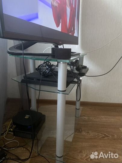 Стеклянная тумба под тв