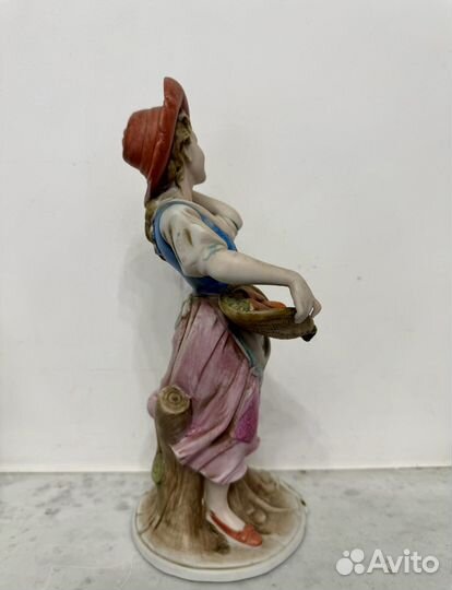 Антикварная статуэтка бисквитный фарфор