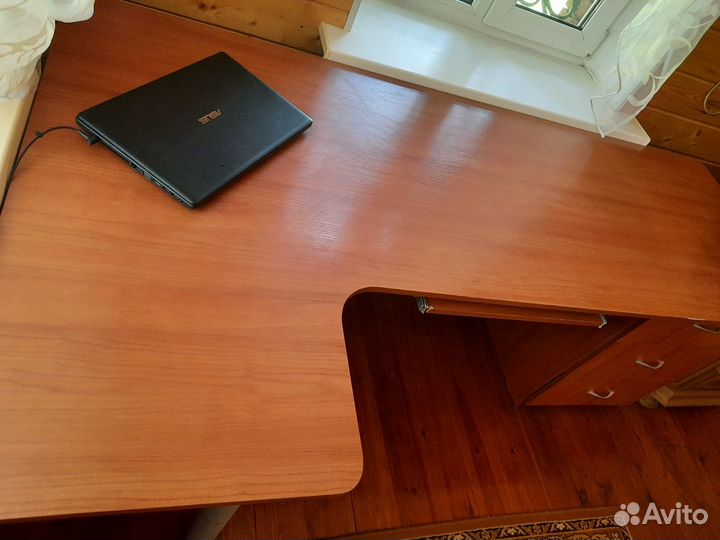 Угловой письменный стол с тумбой