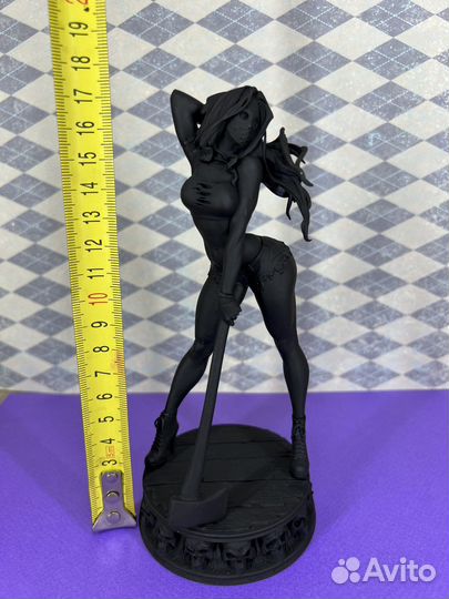 Фигурка девушки