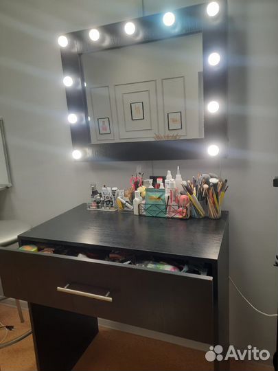 Столик для визажиста с зеркалом и лампочками