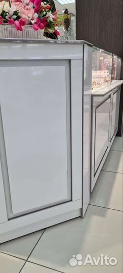 Торговое оборудование, витрины и шкафы б/у