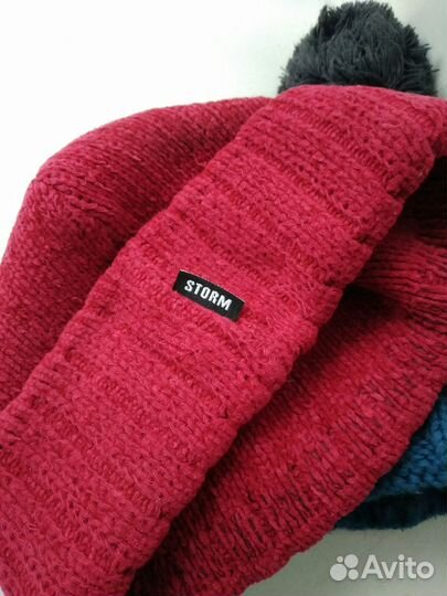 Две шапочки красная велюровая и вязаная с помпоном