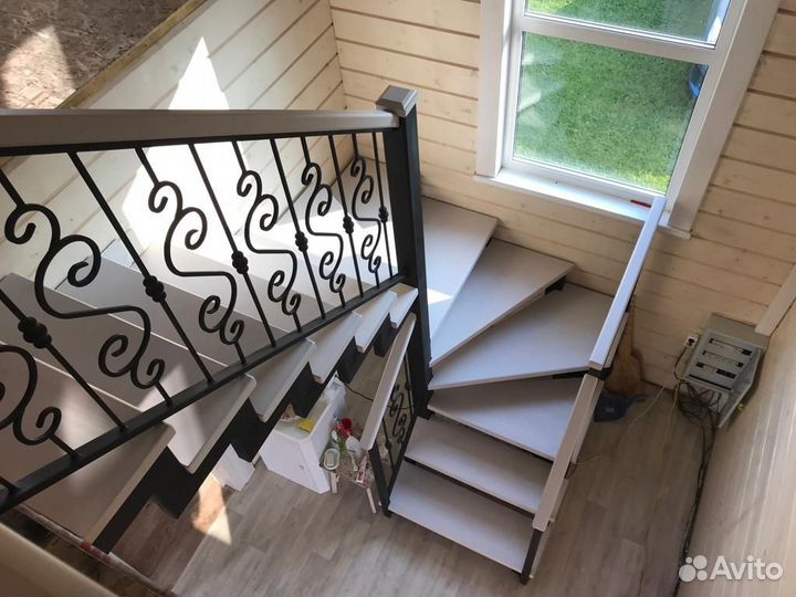 Лестница на металлокаркасе