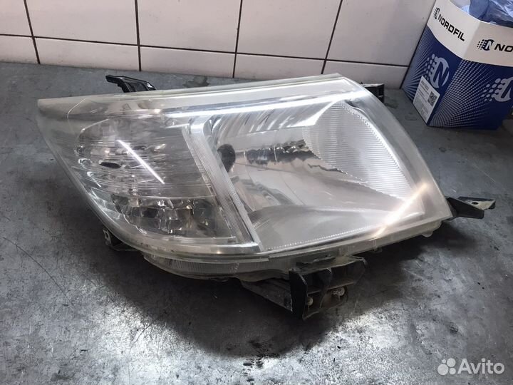 Правая фара Toyota Hilux