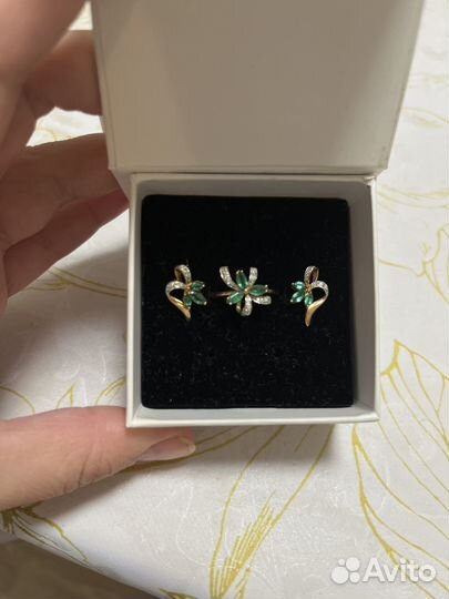Золотые серьги с бриллиантами и изумрудами