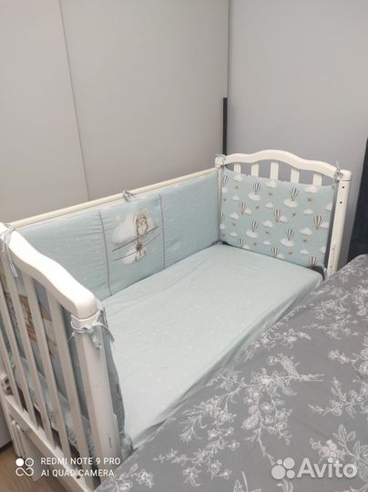 Детская кроватка с маятником и ящиком и всё к ней