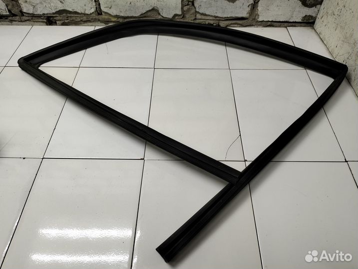 Уплотнитель стекла двери передней правой Grand Cherokee WK2