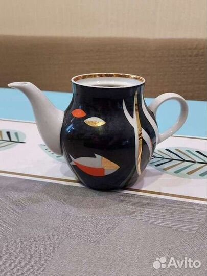 Чашки, блюдце, чайник. Аквариум, рыбки. Дулево