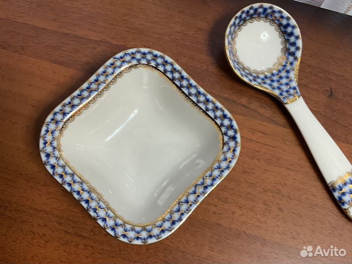 Вазочка и ложка из фарфора лфз кобальтовая сетка
