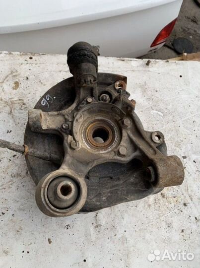 Кулак задний правый Mitsubishi Pajero 4