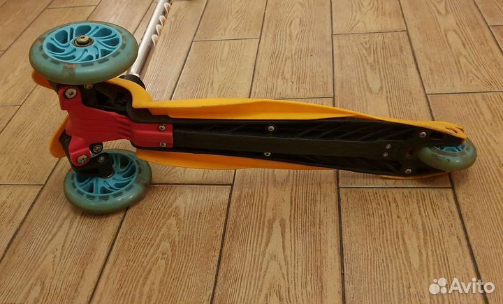 Самокат трехколесный (колеса светятся)