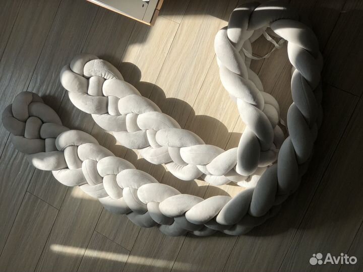 Бортик Косичка для новорожденных в детскую кровать