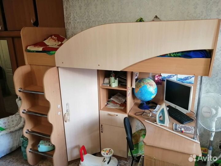 Детская кровать чердак со столом и шкафом