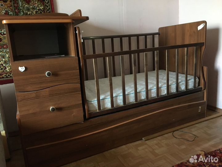 Детская кроватка с маятником и ящиком