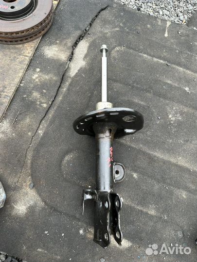 Амортизатор передний правый Toyota rav 4 40