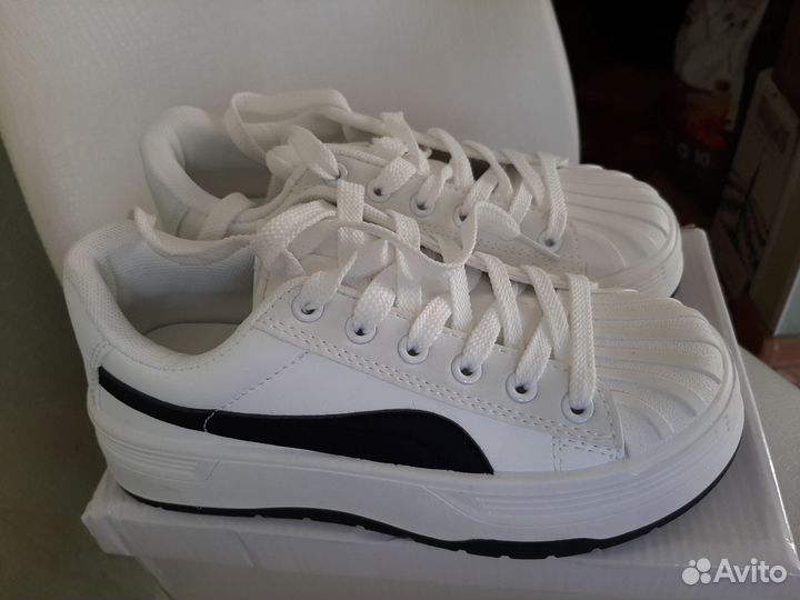 Кроссовки женские