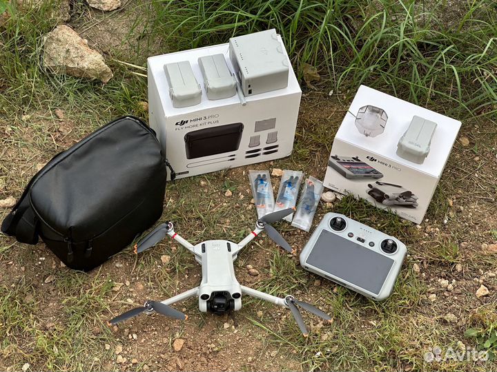 Квадрокоптер DJI Mini 3 Pro RC Fly More Plus (FCC)