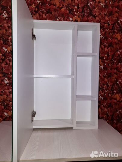 Шкафчик в ванную навесной с зеркалом