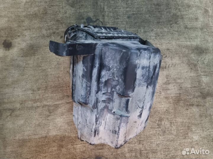 Корпус воздушного фильтра правый Infiniti FX50 S51