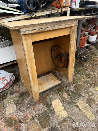 Швейшная машинка ножная