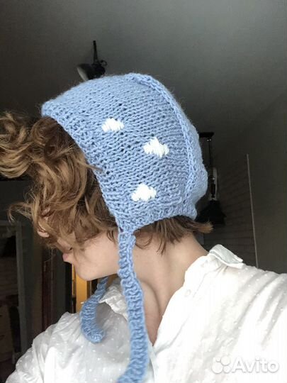 Вязаный чепчик с вышивкой