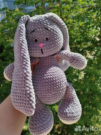 Большой плюшевый заяц