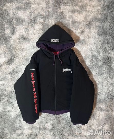 Бомбер vetements TFD на руках