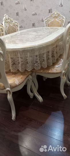 Стол и стулья