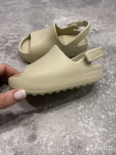 Тапки изики для малышей