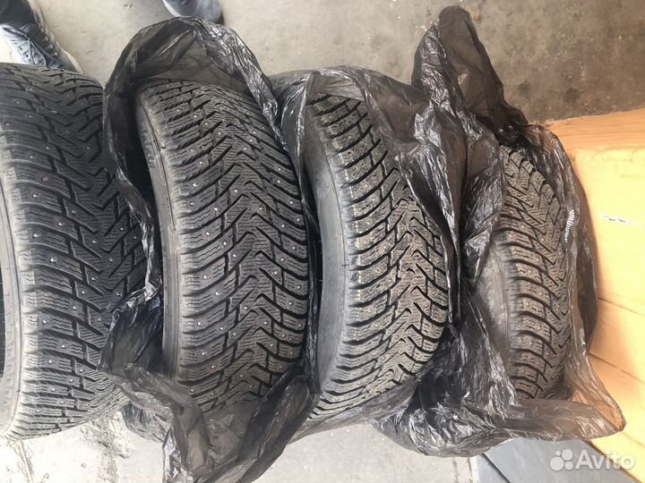 Nokian Tyres Hakkapeliitta 8 215/55 R17 98T