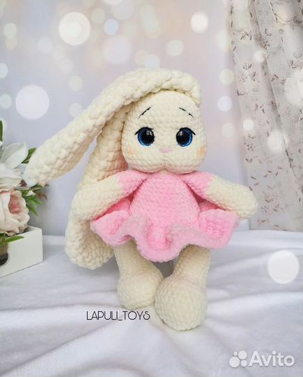 Вязаная игрушка зайка. Игрушка зайчик. Зайка в пла