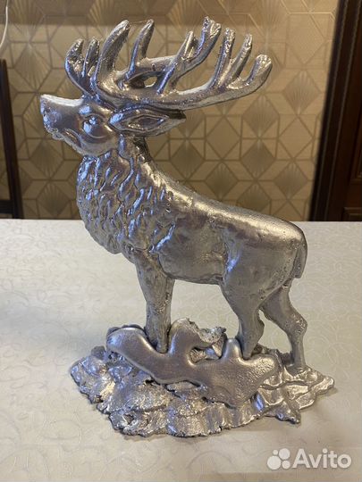 Статуэтка олень