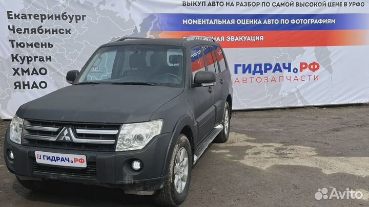 Петля двери багажника нижняя Mitsubishi Pajero (V90) 5839A012