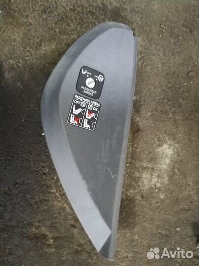 Накладка на торпедо передняя правая Lexus Lx570