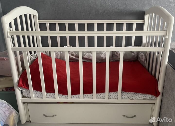 Детская кроватка с маятником