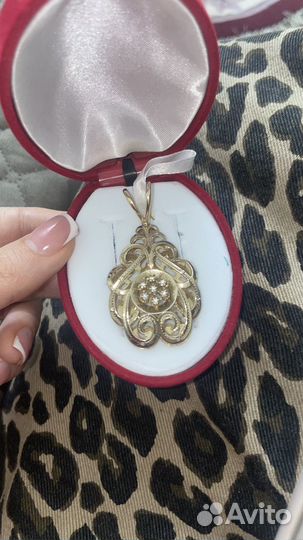 Золотой кулон с бриллиантом