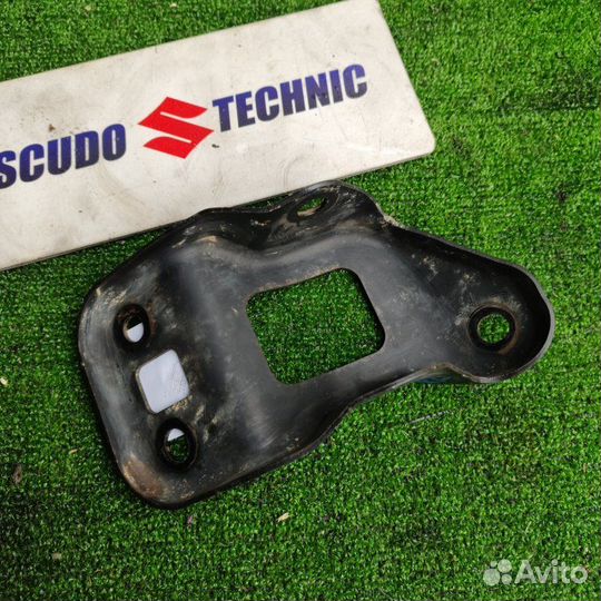 Крепление рычага заднее левое Suzuki Grand