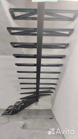 Лестница на металлокаркасе с обшивкой дуб